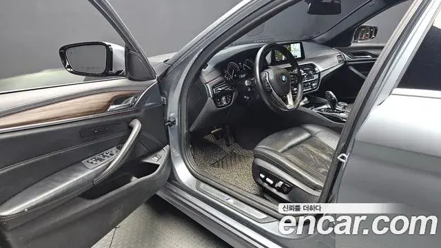 BMW 5 Series 2018 — ფოტო 13/20