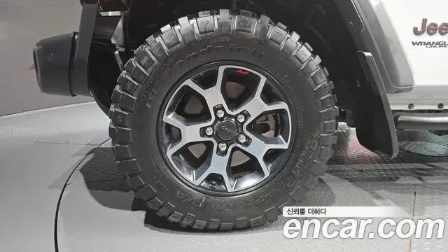 Jeep Wrangler 2019 — ფოტო 21/33