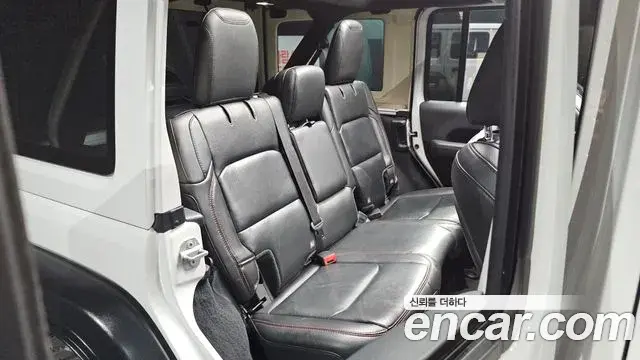 Jeep Wrangler 2019 — ფოტო 14/33