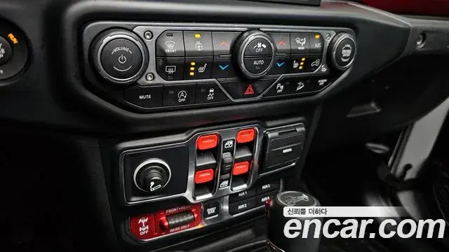 Jeep Wrangler 2019 — ფოტო 25/33