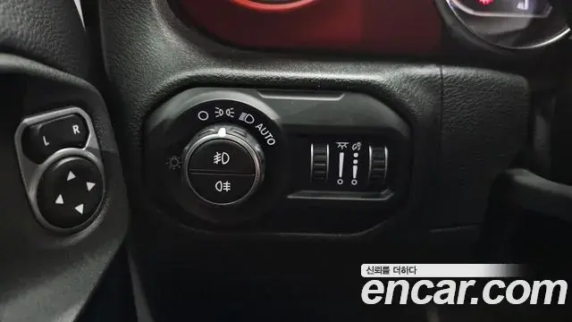 Jeep Wrangler 2019 — ფოტო 6/33