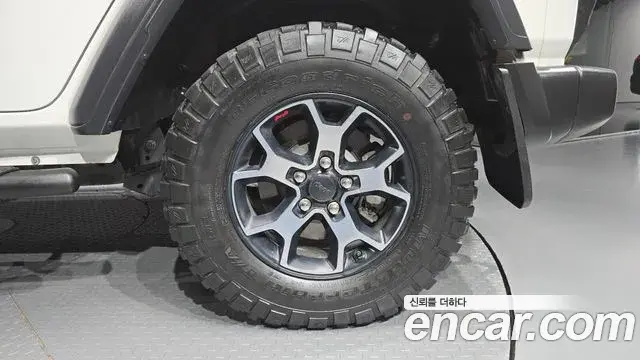Jeep Wrangler 2019 — ფოტო 15/33
