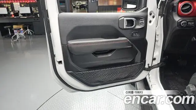 Jeep Wrangler 2019 — ფოტო 17/33