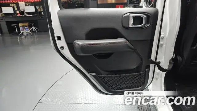 Jeep Wrangler 2019 — ფოტო 13/33