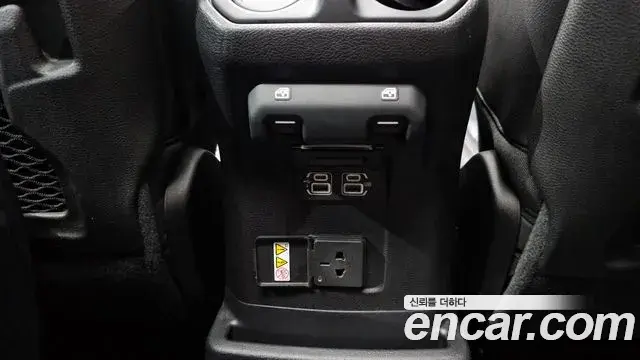 Jeep Wrangler 2019 — ფოტო 23/33