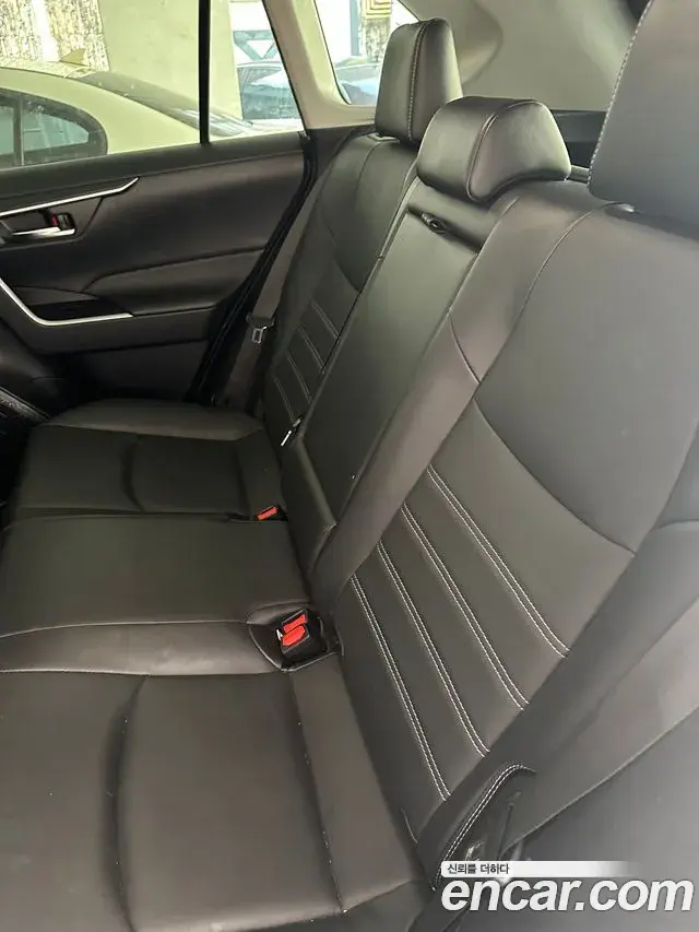 Toyota RAV4 2022 — Photo 2/6