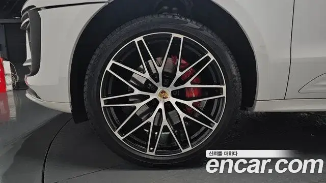 Porsche Macan 2022 — Şəkil 22/35