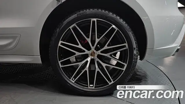 Porsche Macan 2022 — Şəkil 24/35