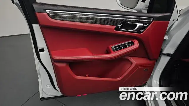 Porsche Macan 2022 — Şəkil 33/35