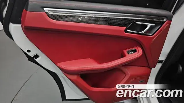 Porsche Macan 2022 — Şəkil 27/35