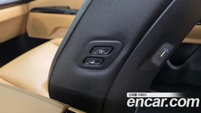 Kia Carnival 2023 — Şəkil 28/33