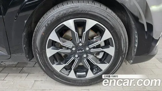 Kia Carnival 2023 — Şəkil 29/33