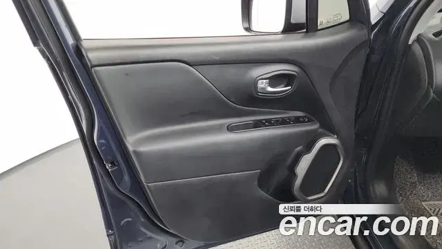 Jeep Renegade 2022 — Şəkil 27/35