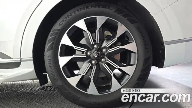 Kia Carnival 2021 — ფოტო 17/38