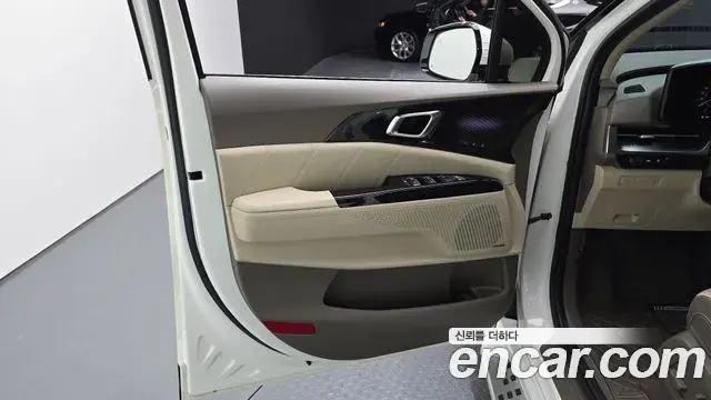 Kia Carnival 2021 — ფოტო 14/38