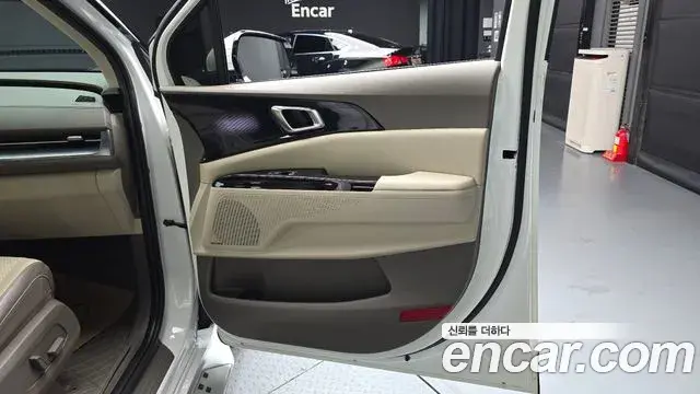 Kia Carnival 2021 — ფოტო 32/38