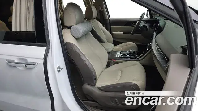 Kia Carnival 2021 — ფოტო 18/38