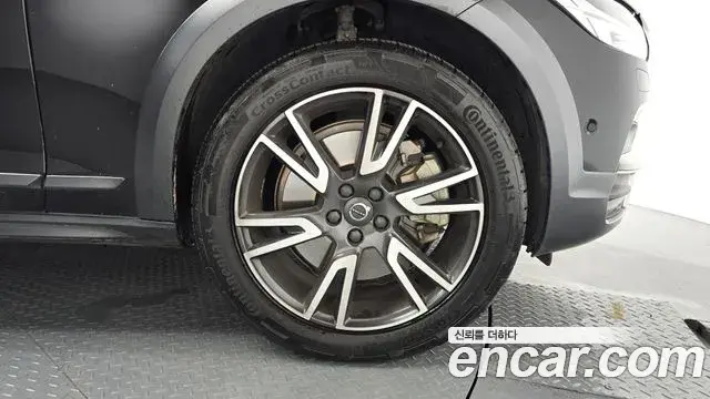 Volvo V90 Cross Country 2018 — ფოტო 17/32