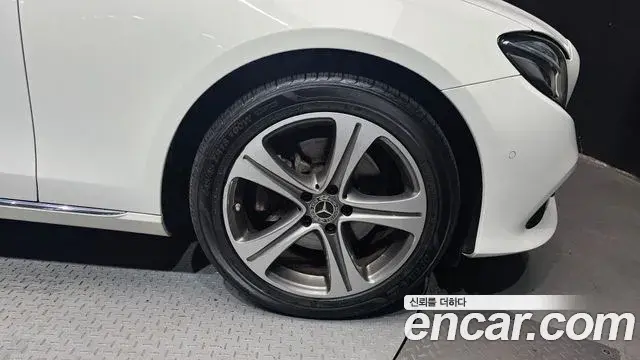 Mercedes-Benz E-Class 2019 — ფოტო 29/30