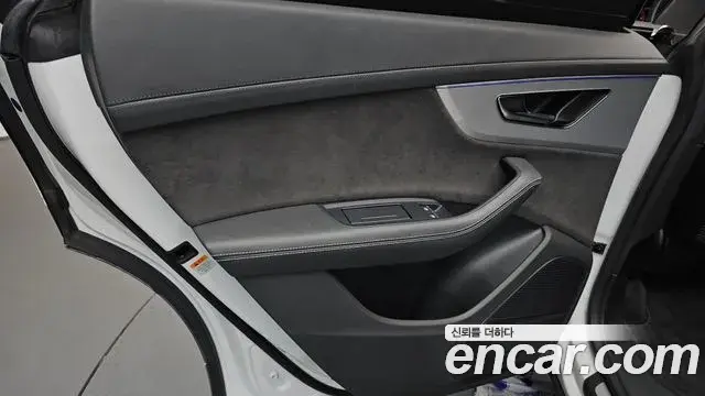 Audi Q8 2021 — ფოტო 32/37