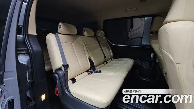 Hyundai Staria 2025 — Фото 17/19