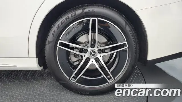 Mercedes-Benz E-Class 2025 — Photo 30/34