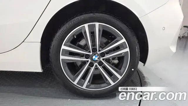 BMW 1 Series 2021 — Şəkil 34/36
