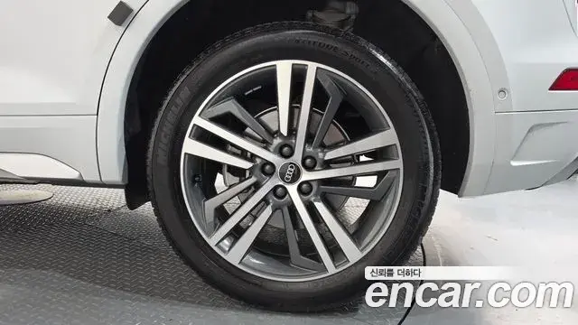 Audi Q5 2022 — ფოტო 31/34