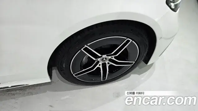 Mercedes-Benz E-Class 2025 — Photo 4/20