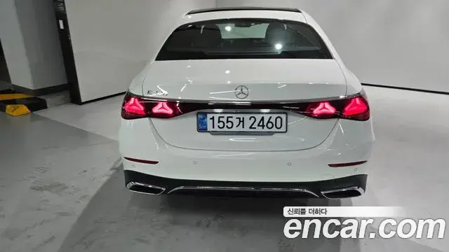 Mercedes-Benz E-Class 2025 — Photo 6/20