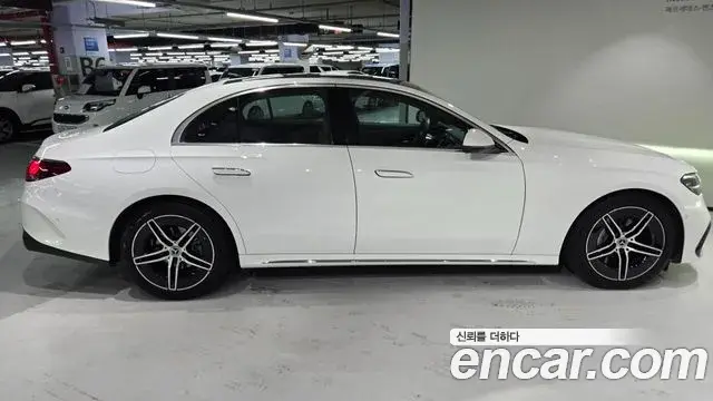 Mercedes-Benz E-Class 2025 — Photo 8/20