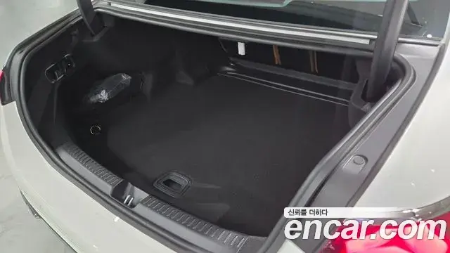 Mercedes-Benz E-Class 2025 — Photo 9/20