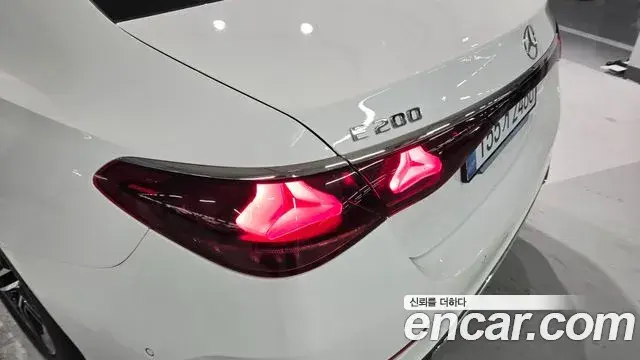 Mercedes-Benz E-Class 2025 — Photo 12/20