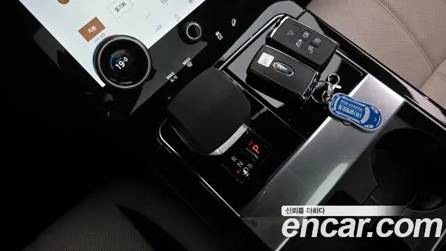 Land Rover Range Rover Velar 2022 — ფოტო 31/38