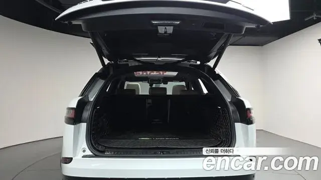 Land Rover Range Rover Velar 2022 — ფოტო 18/38