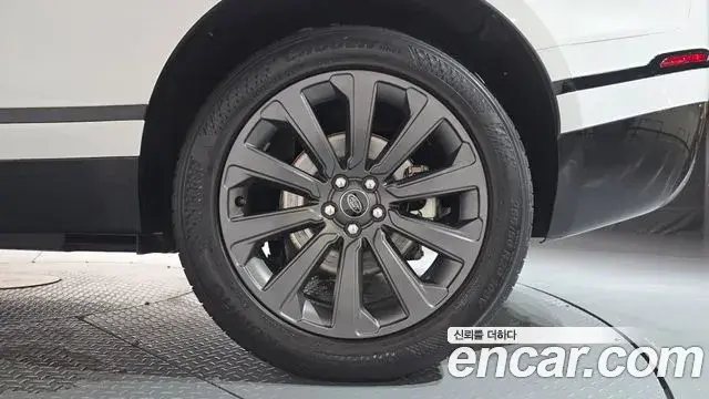 Land Rover Range Rover Velar 2022 — ფოტო 30/38