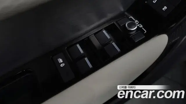 Land Rover Range Rover Velar 2022 — ფოტო 9/38