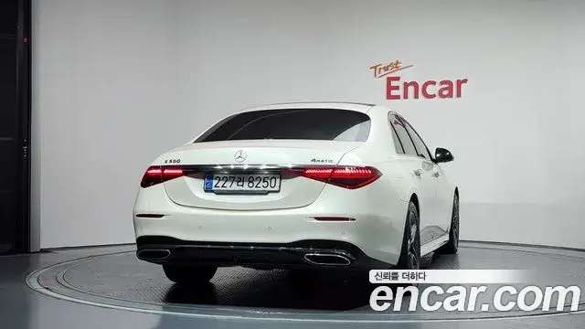 Mercedes-Benz S-Class 2023 — Photo 25/33