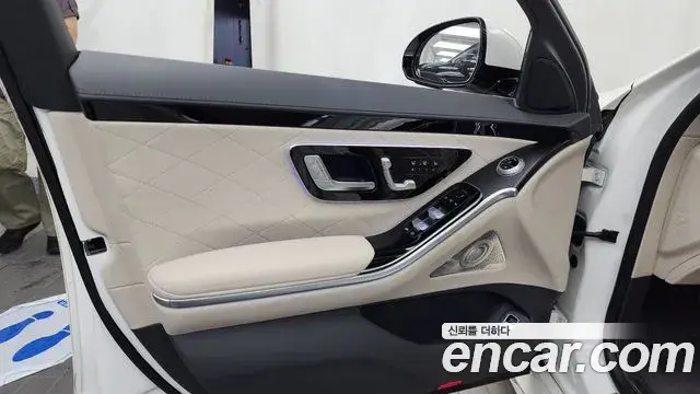 Mercedes-Benz S-Class 2023 — Photo 3/33