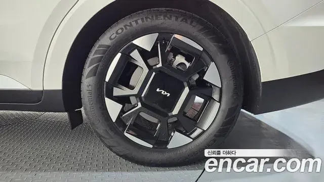 Kia Carnival 2024 — Şəkil 32/33