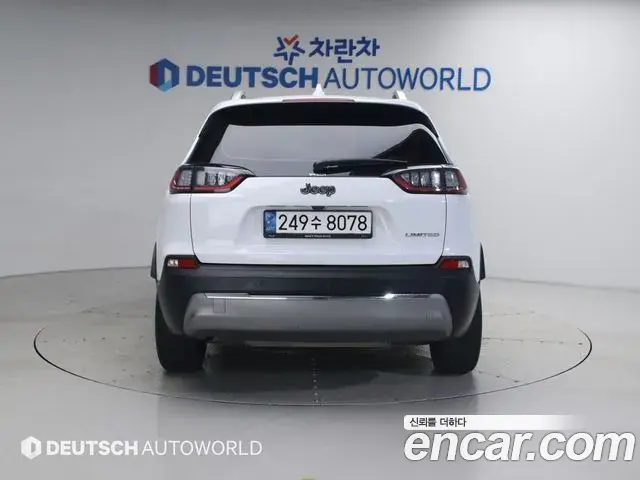 Jeep Cherokee 2021 — ფოტო 13/20