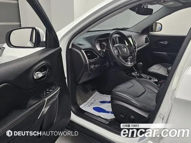 Jeep Cherokee 2021 — ფოტო 17/20