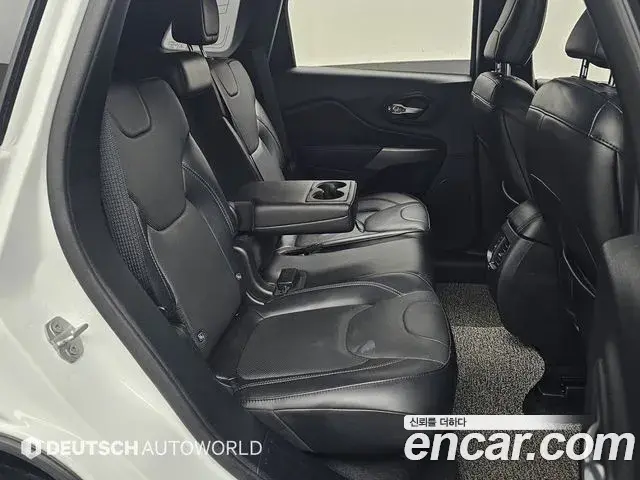 Jeep Cherokee 2021 — ფოტო 7/20