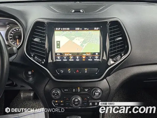 Jeep Cherokee 2021 — ფოტო 8/20