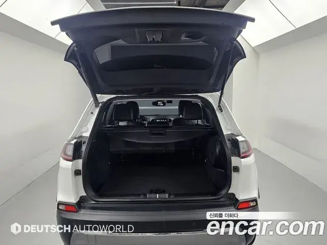 Jeep Cherokee 2021 — ფოტო 18/20