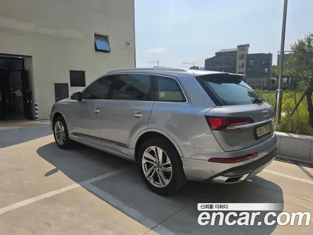 Audi Q7 2021 — Photo 14/14