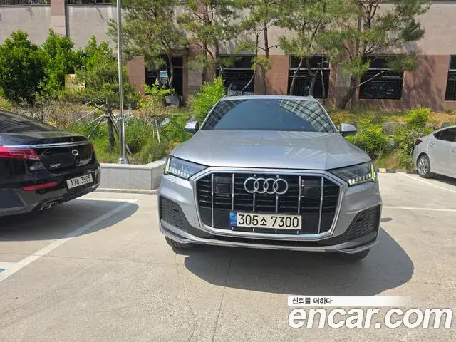 Audi Q7 2021 — Photo 13/14
