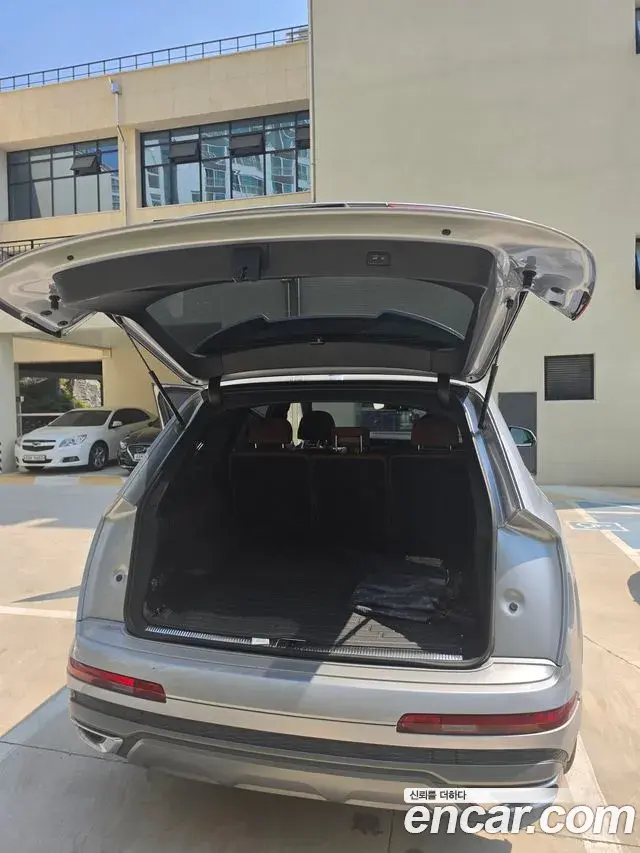 Audi Q7 2021 — Photo 12/14