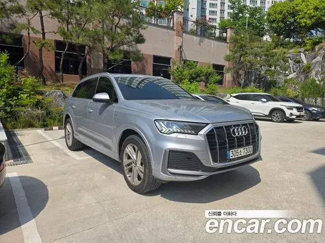 Audi Q7 2021 — Photo 7/14