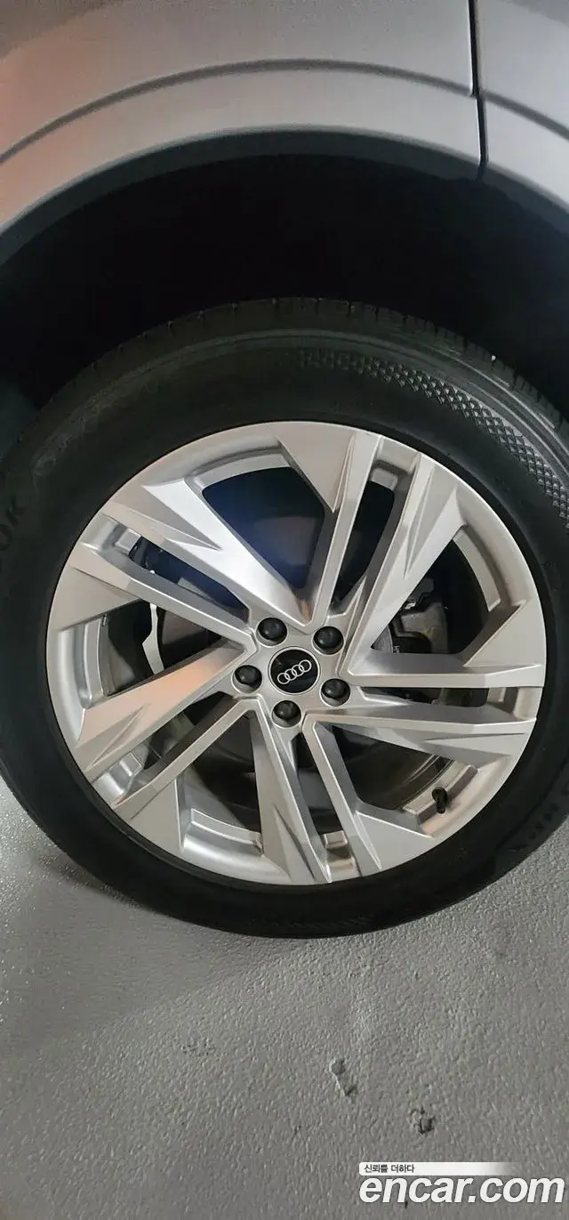 Audi Q7 2021 — Photo 1/14